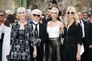PARIS, FRANCE - JULY 04: (L-R) Katy Perry, Stylist Karl Lagerfeld, Cara Delevingne and Claudia Schiffer pose after the Chanel Haute Couture Fall/Winter 2017-2018 show as part of Haute Couture Paris Fashion Week on July 4, 2017 in Paris, France. (Photo by Bertrand Rindoff Petroff/Getty Images)