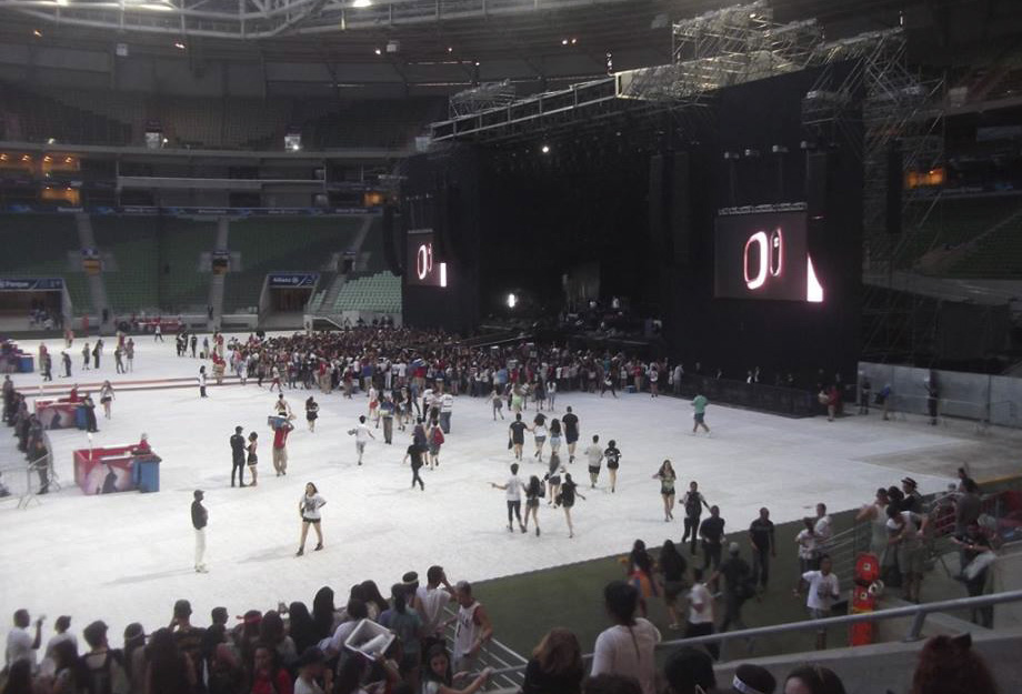 Os fãs começam a lotam o Allianz Parque. É difícil controlar a emoção.