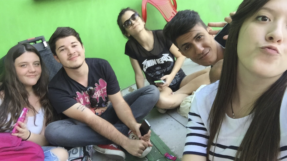 Milena e outros fãs de Katy Perry acampam dias antes do show.