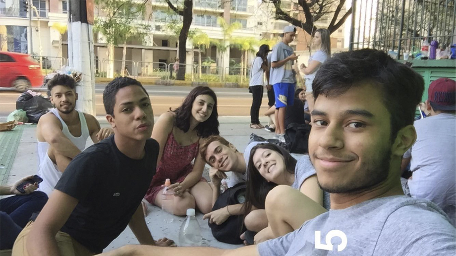 Milena e outros fãs de Katy Perry acampam dias antes do show.