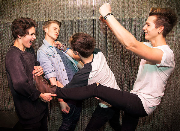 Com tudo na divulgação do Wake Up! The Vamps libera mais um clipe