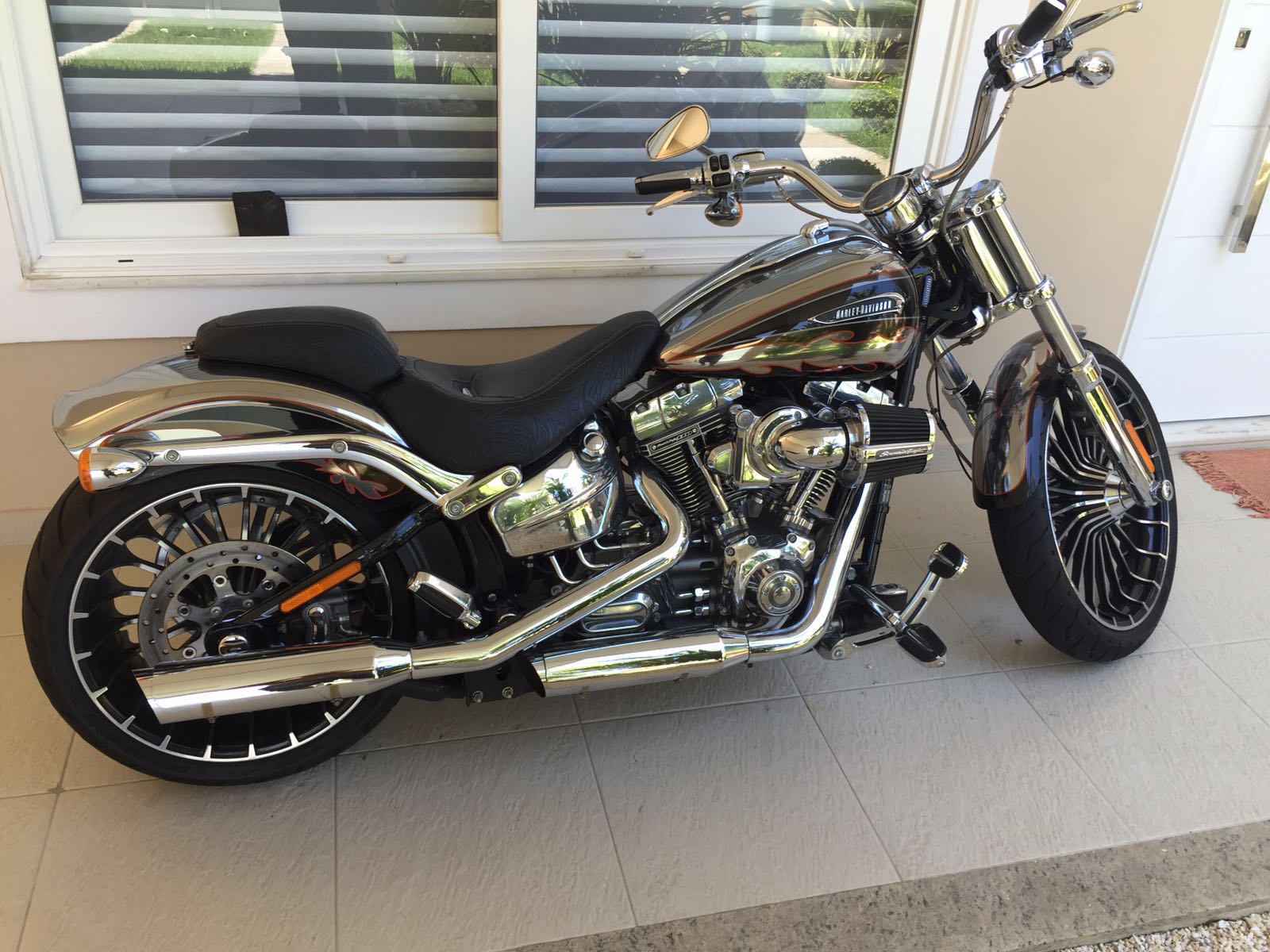 Diogo Nogueira - moto CVO Breakout Harley Davidson