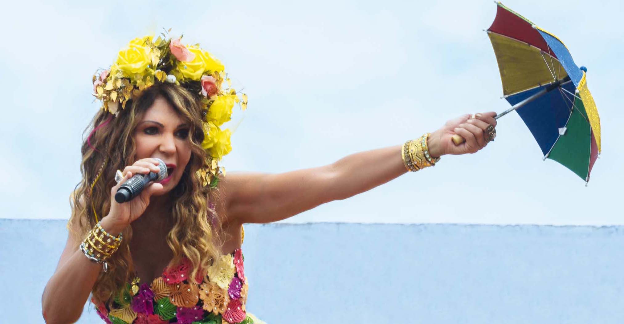 RECIFE, PE. 01.03.2014. ELBA RAMALHO/GALO DA MADRUGADA - A cantora Elba Ramalho durante Bloco Galo da Madrugada. (Foto: Flávio Japa/Agência JCM/Fotoarena/Folhapress)