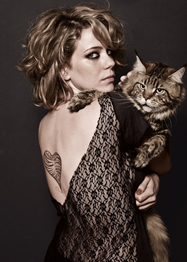 Leandra Leal tem um bonito coração nas costas que nunca apareceram nas suas novelas.