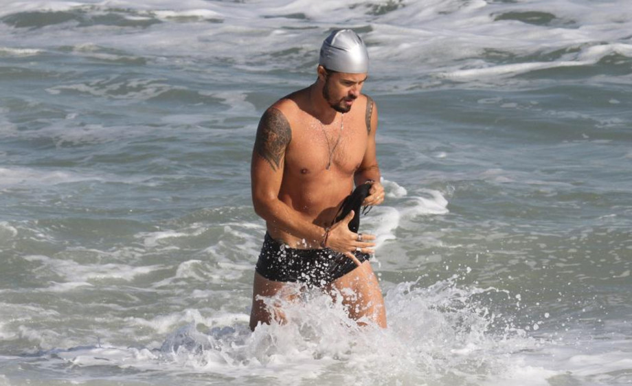 Paulinho Vilhena tem muitas tatuagens pelo corpo! Esconder todas deve dar trabalho.