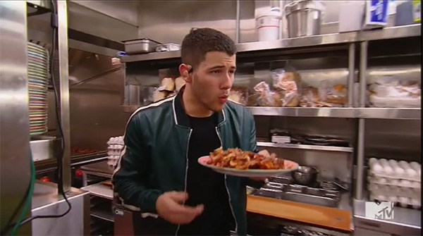 VMA NICK JONAS BACON
