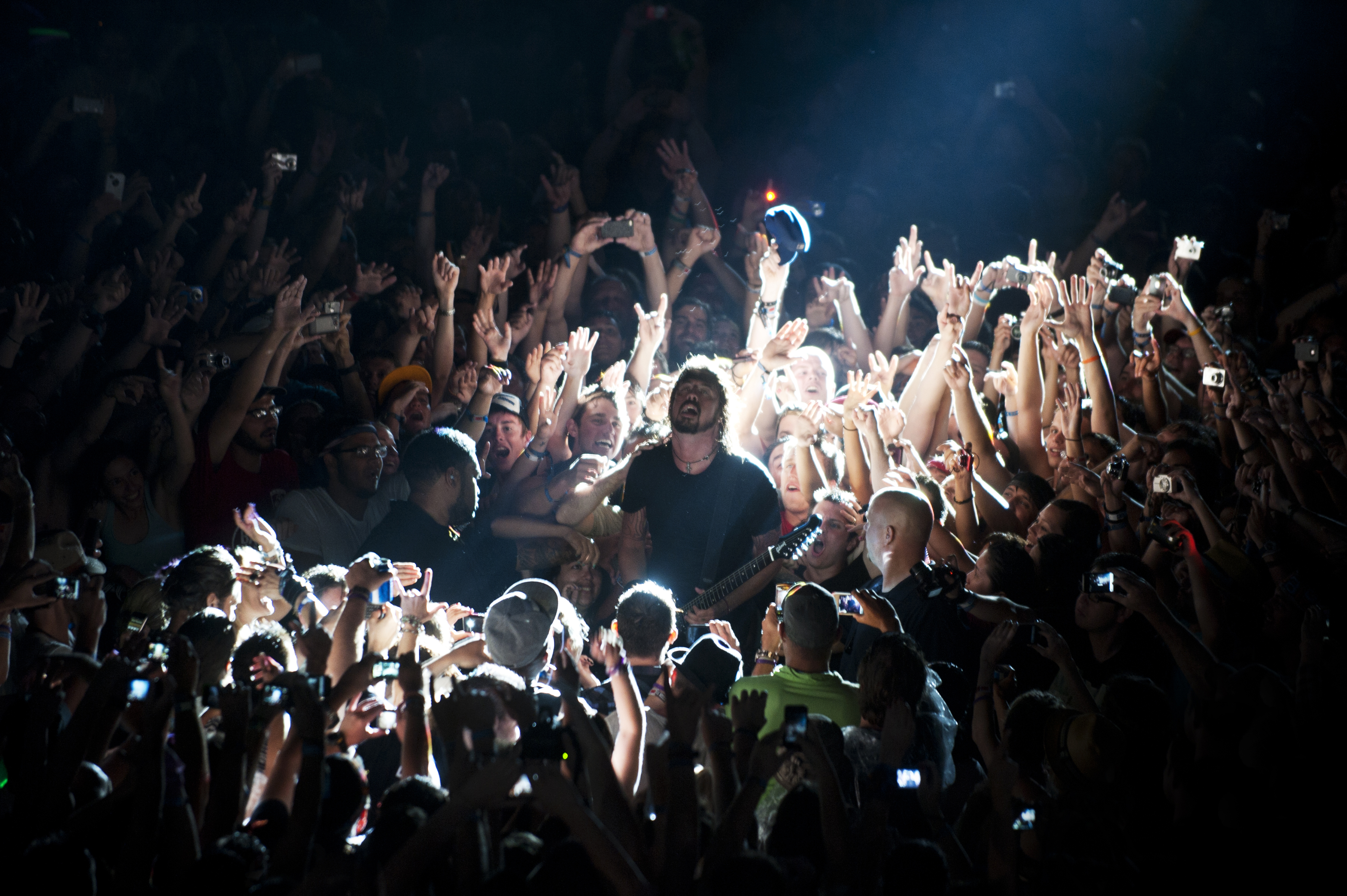 Люди на рок концерте. Толпа на концерте. Концерт. Человек толпы. Люди на концерте.