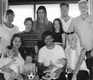 louis-tomlinson-and-family-1481294286-custom-0