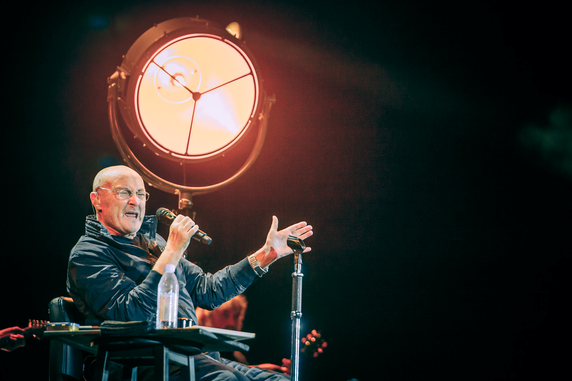 Phil Collins sai da aposentadoria e faz sua estreia solo com show