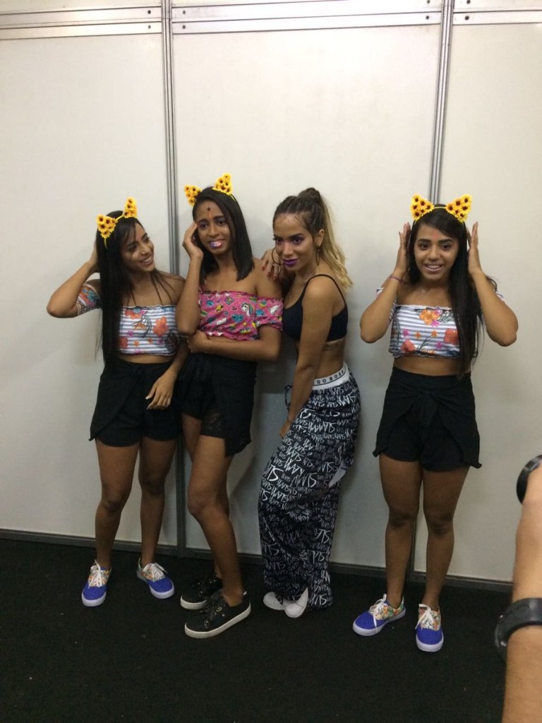 Anitta com Mc Loma e As Gêmeas da Lacração antes de subirem no palco do Olinda Beer Festival