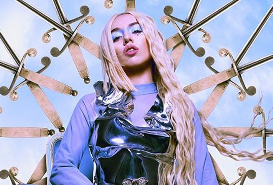 Ava музыка. Эйва Макс Kings Queens. Ava Max — Kings and Queens (2020). Ava Max Queen. Эйва Макс короли и королевы.