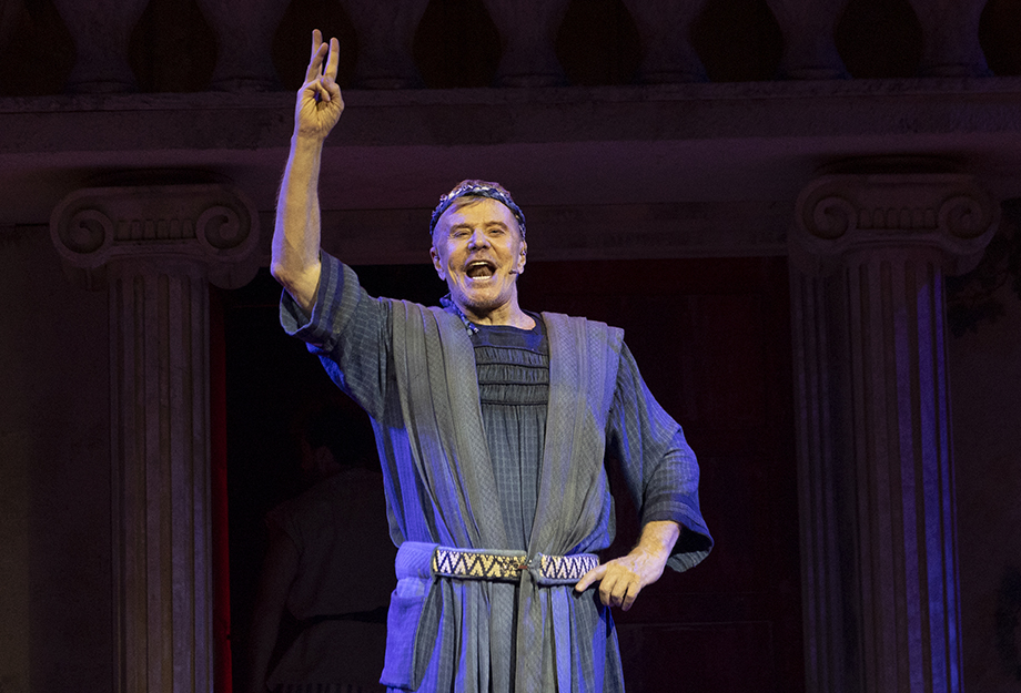 Miguel Falabella chega a Brasília com o clássico da Broadway que tem músicas de Stephen Sondhein